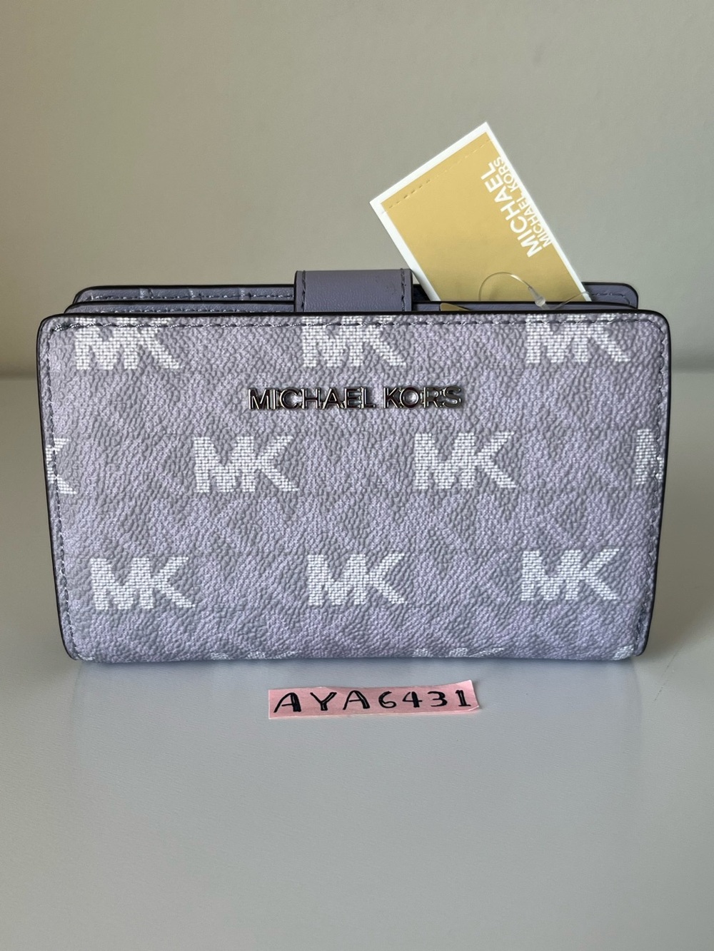 Michael Kors medium bifold zip corner wallet🎈🎈
